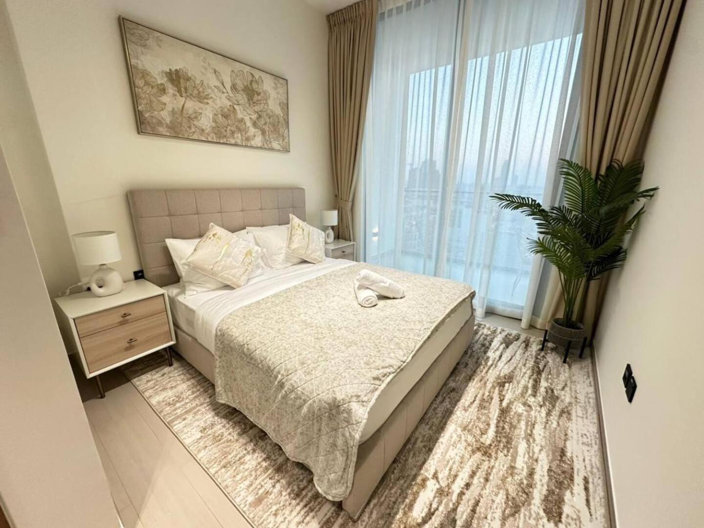 Deluxe 1 Bedroom Fully Furnished In Jvc Apartment *