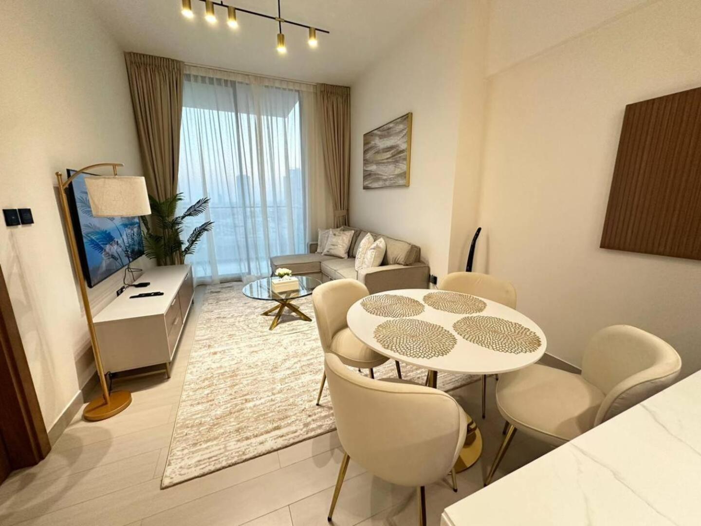 Apartment Deluxe 1 Bedroom Fully Furnished In Jvc *