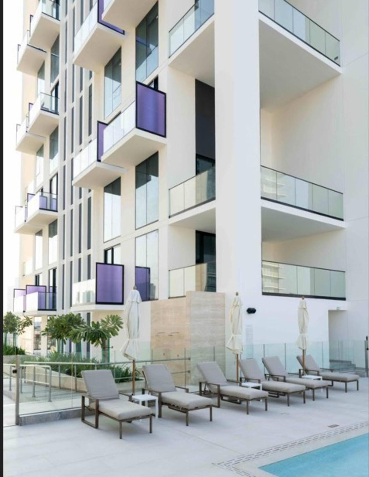 Deluxe 1 Bedroom Fully Furnished In Jvc Apartment *