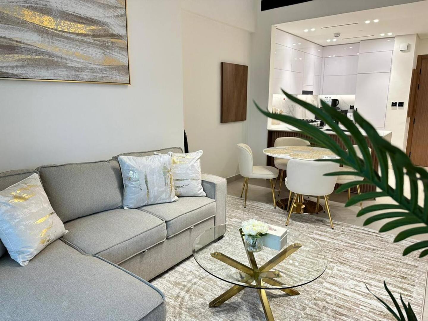 Apartment Deluxe 1 Bedroom Fully Furnished In Jvc