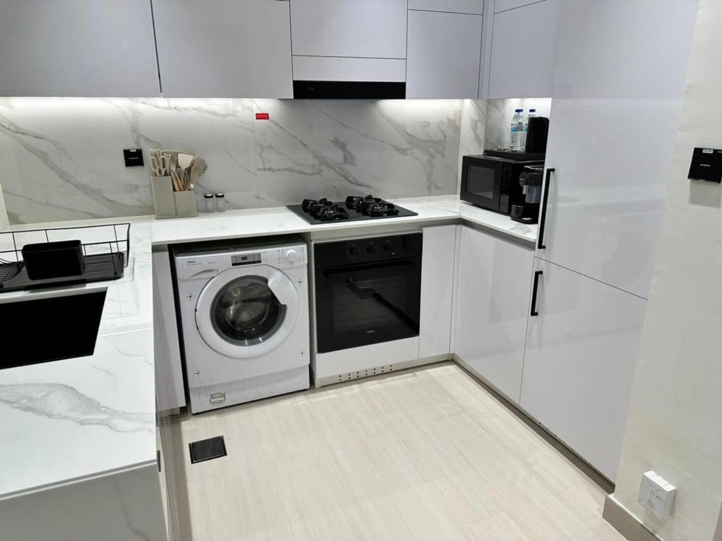 Deluxe 1 Bedroom Fully Furnished In Jvc *