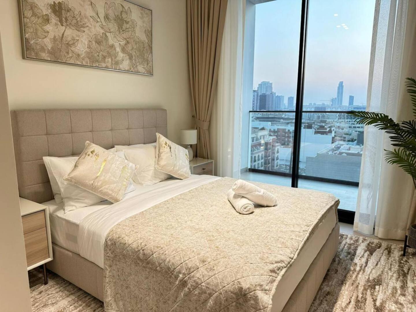 Deluxe 1 Bedroom Fully Furnished In Jvc Apartment *