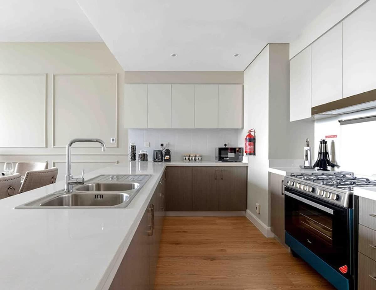 Luxurious 4br, Burj Khalifa & Full Fountain View, Downtown Apartment *