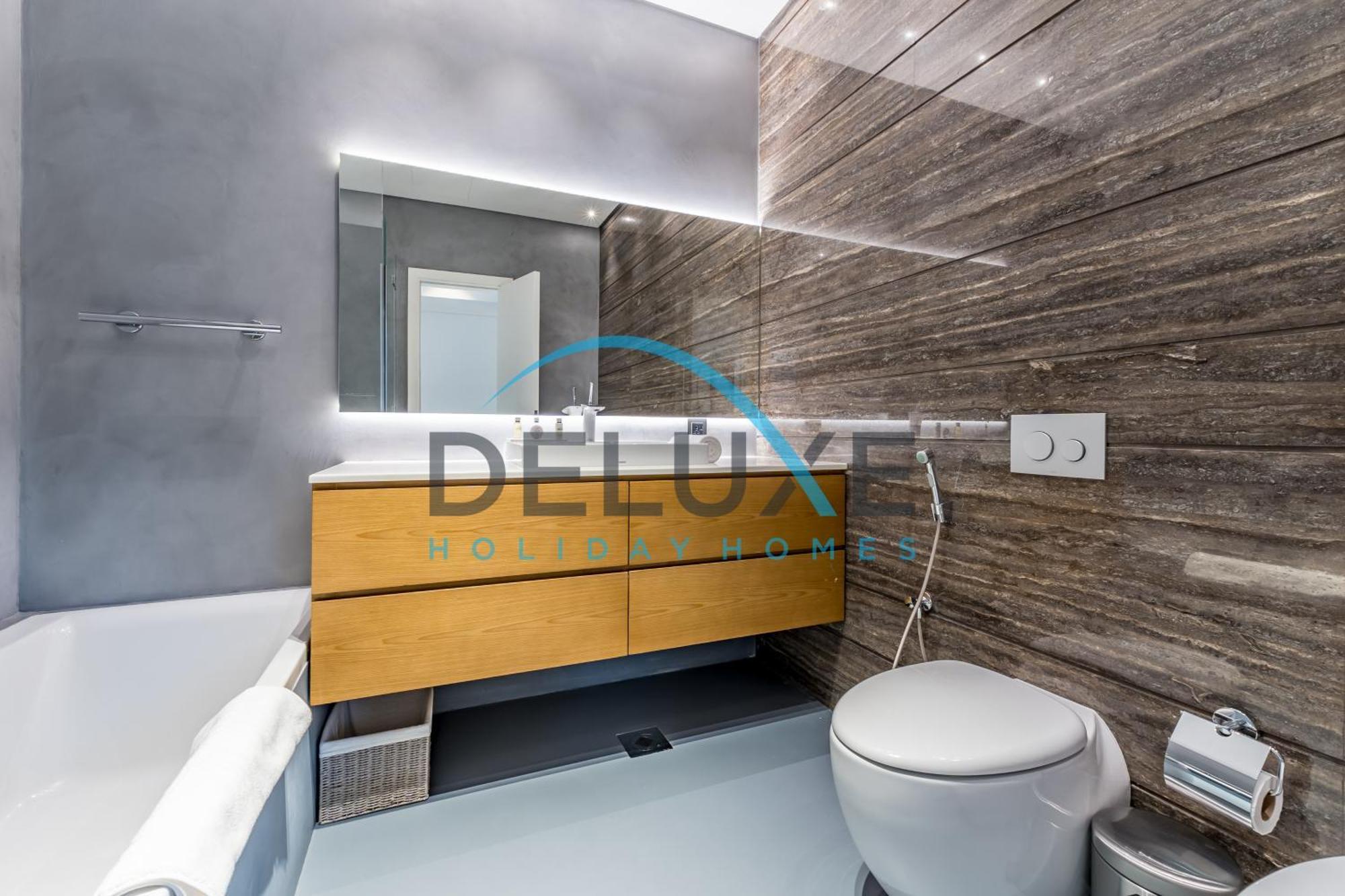 Elegant 6br Beachfront With Rooftop And Own Pool By Deluxe Homes *