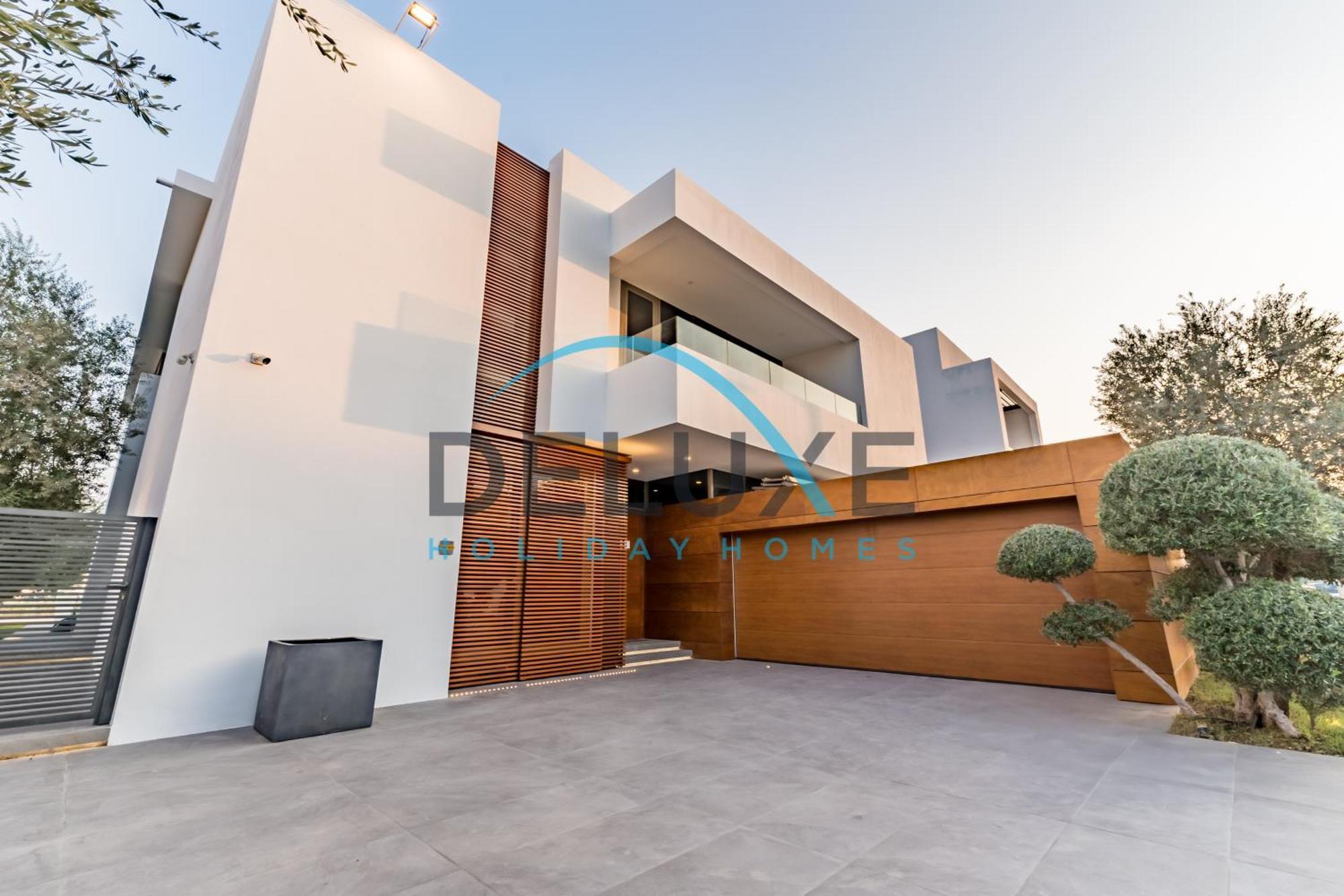 Elegant 6br Beachfront With Rooftop And Own Pool By Deluxe Homes