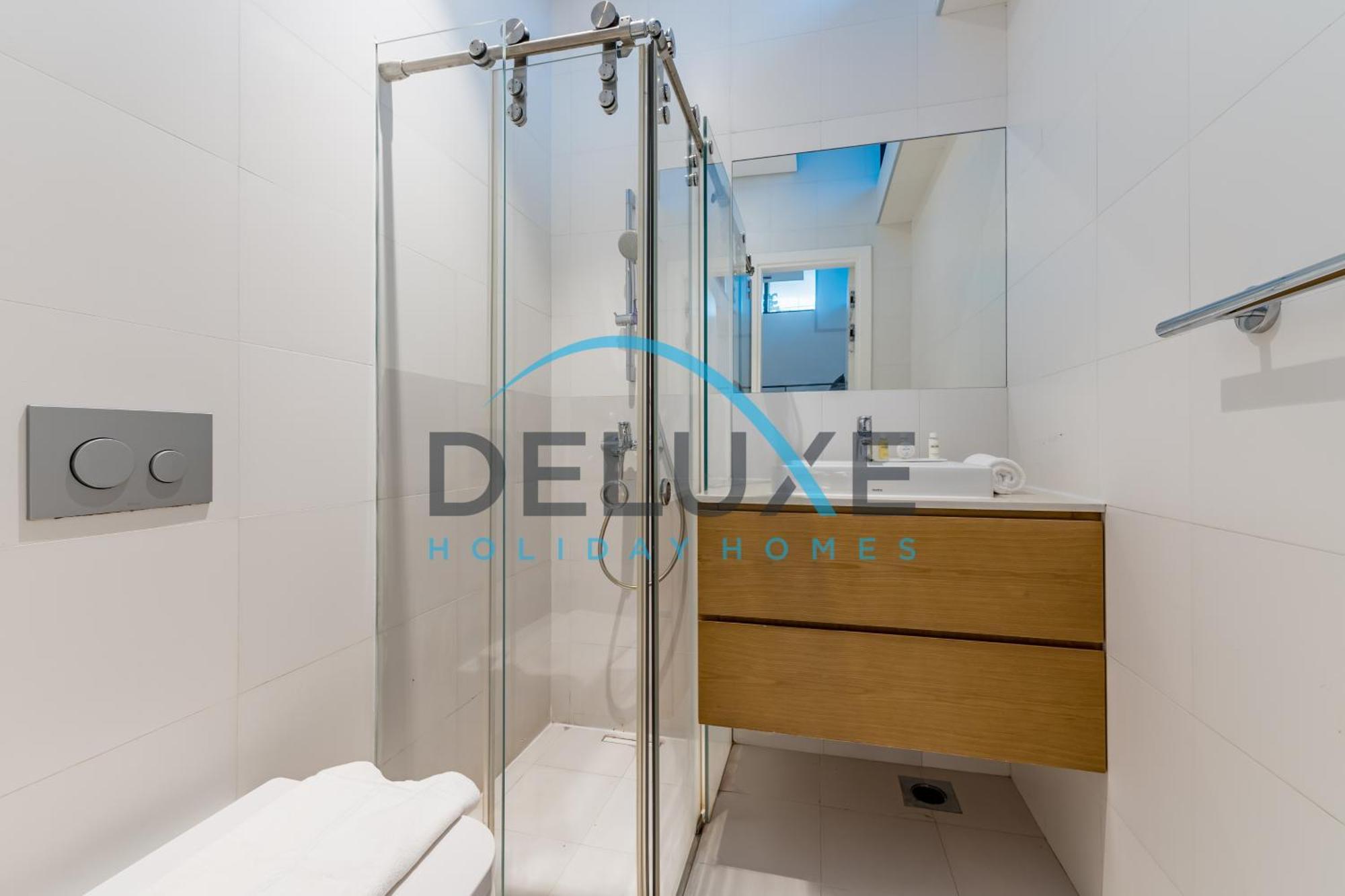 Elegant 6br Beachfront With Rooftop And Own Pool By Deluxe Homes Dubai