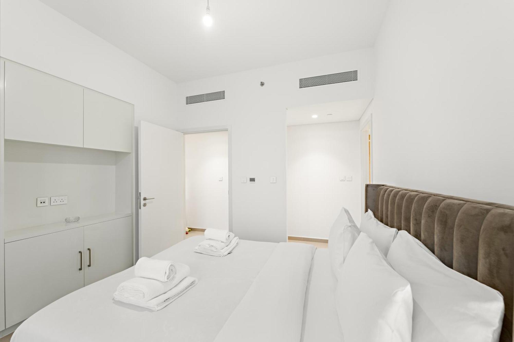 Elegant 2br In Downtown L Walk To Mall Apartment