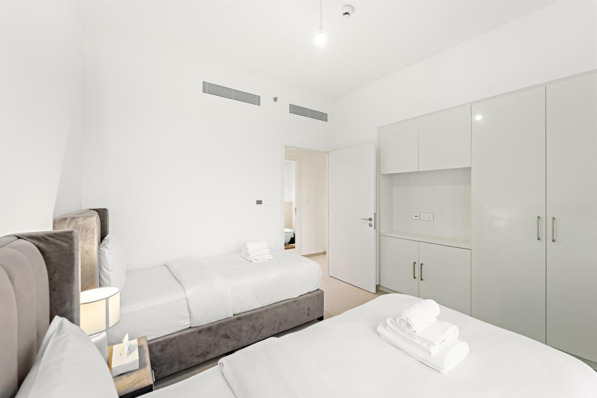Elegant 2br In Downtown L Walk To Mall Apartment