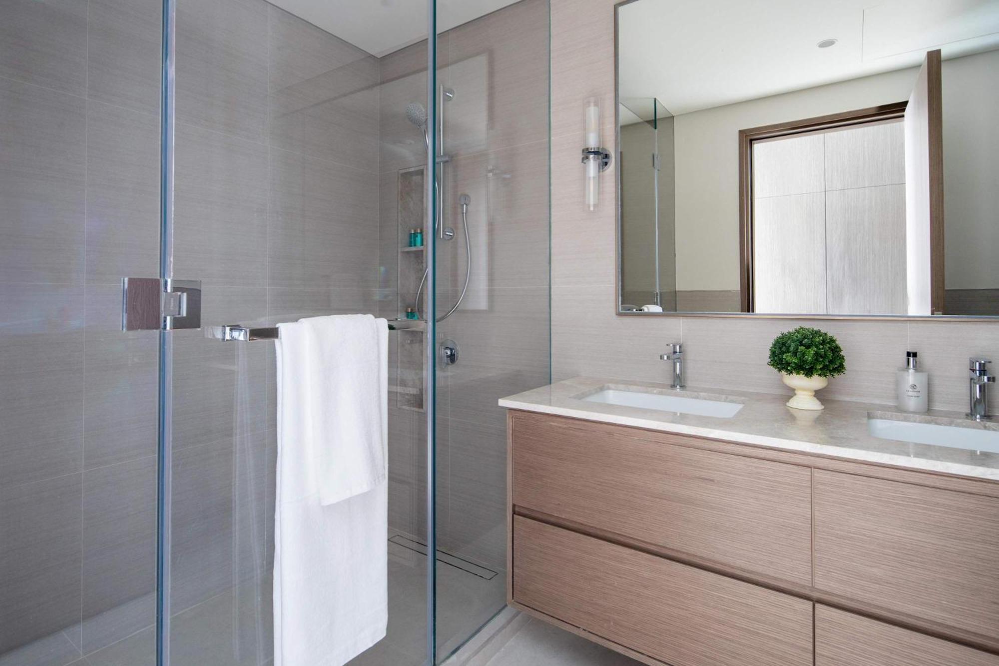 Frank Porter - Grande Signature Residences Apartment Dubai