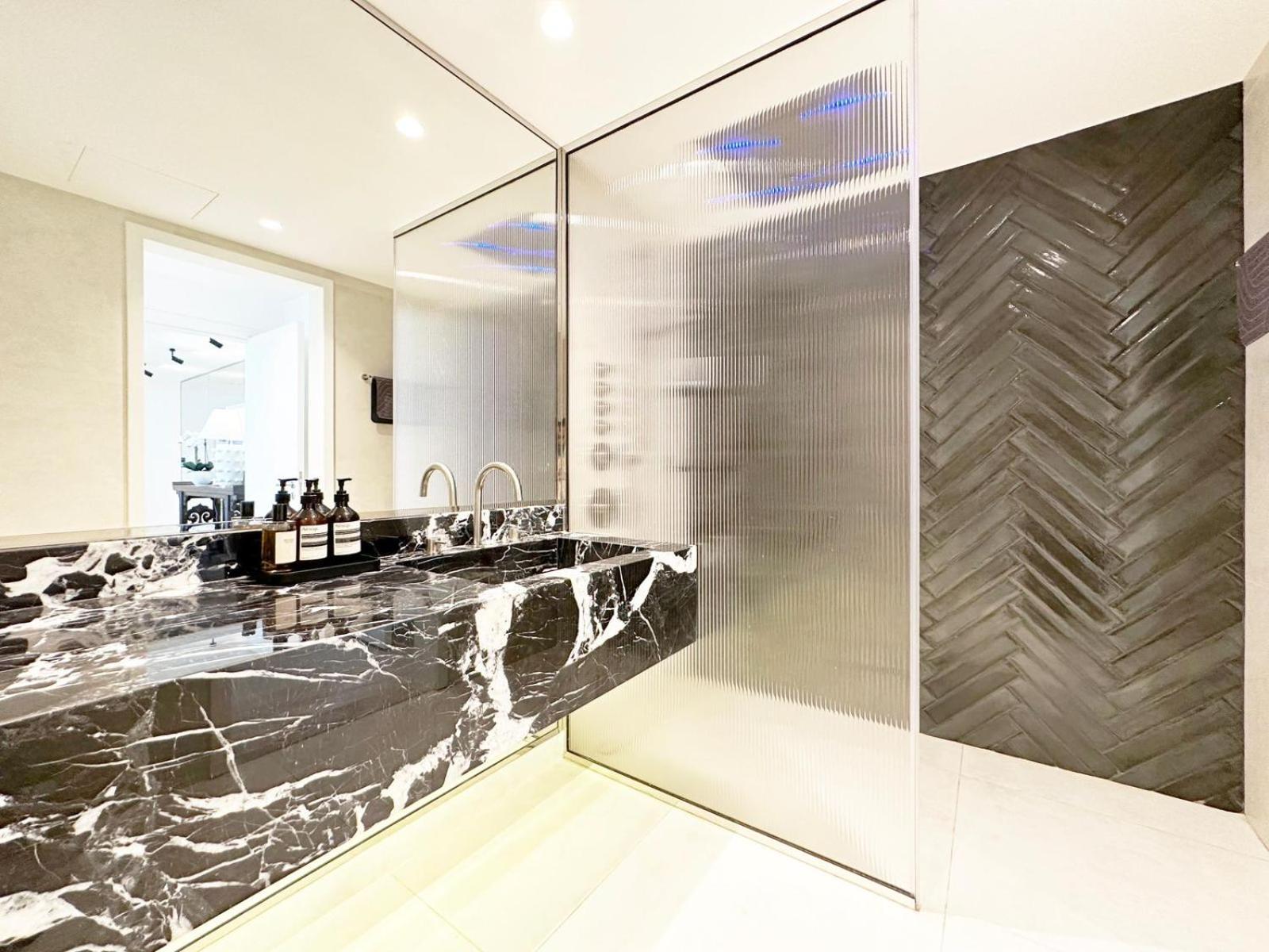 Apartment Luxury Two Bedroom On The Palm *