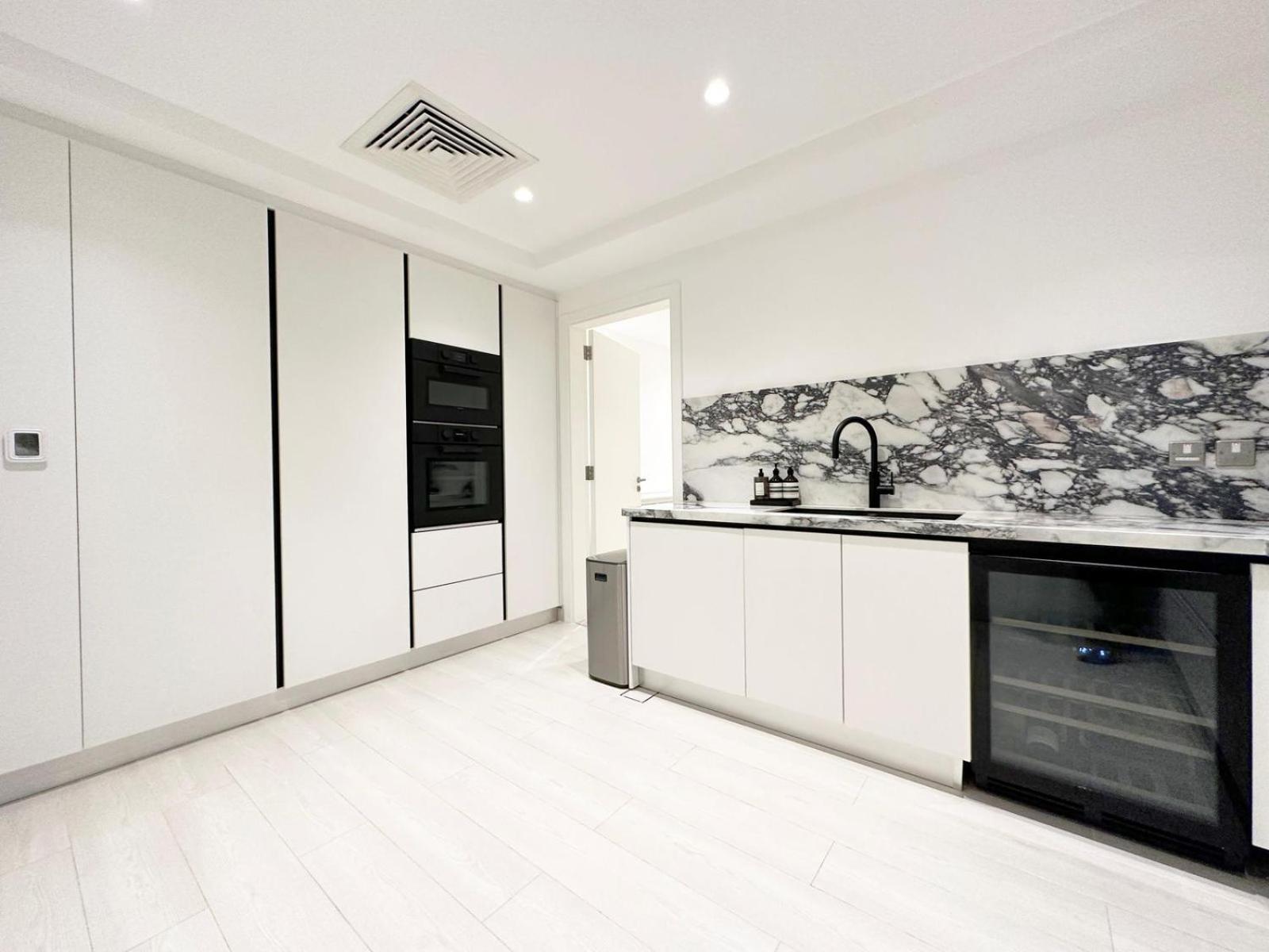 Luxury Two Bedroom On The Palm *