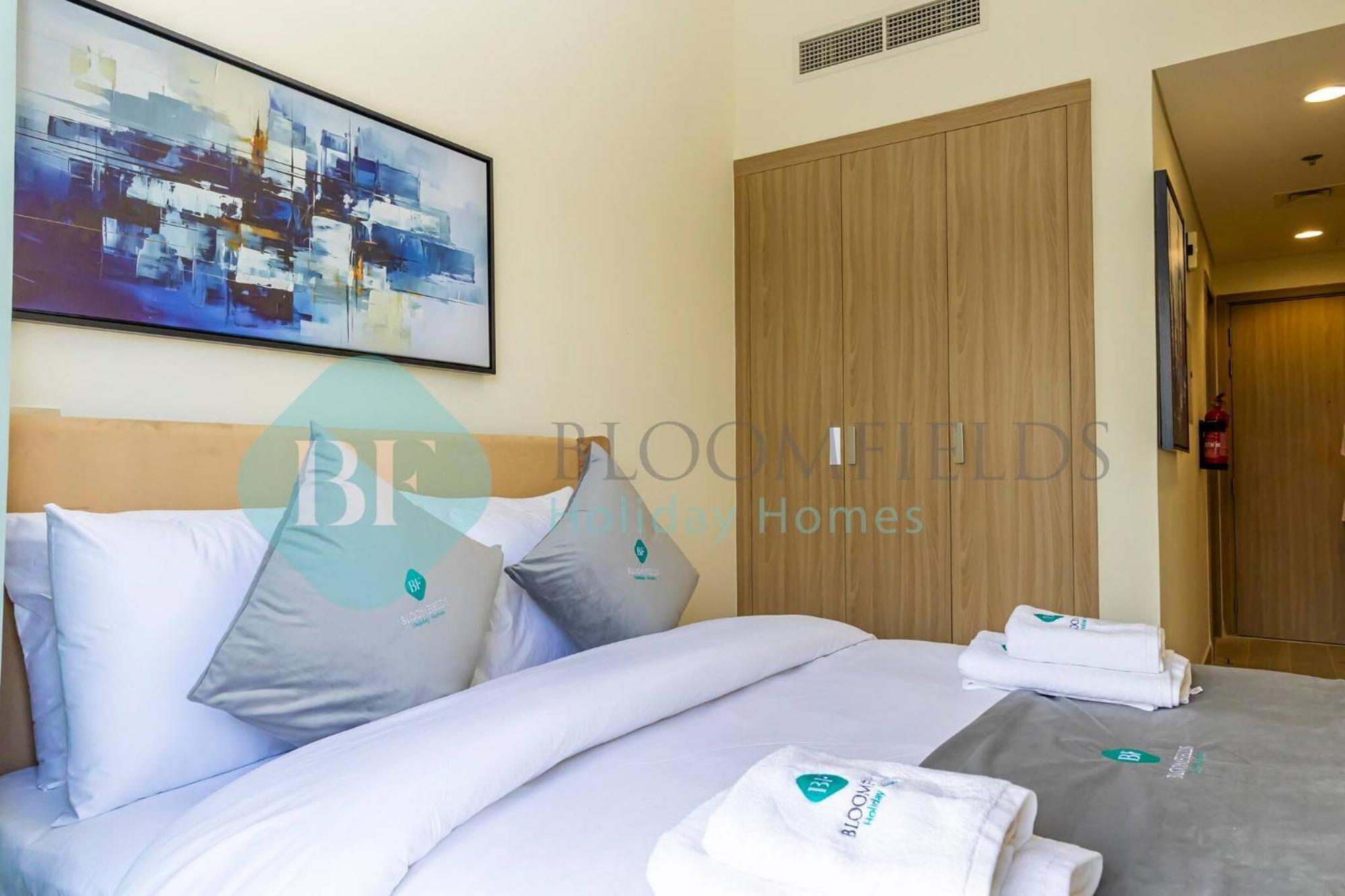 Bloomfields Stunning Stu In Azizi Riviera *