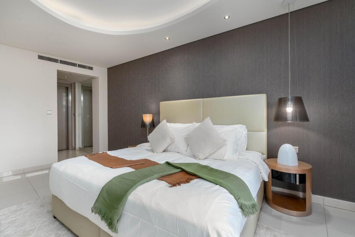 1 Bedroom With Burj Khalifa & View From 54th Floor Skyscraper Apartment *