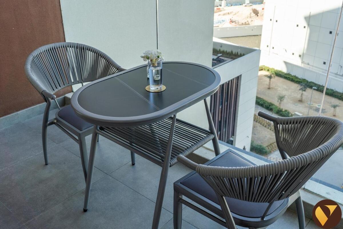 Vogue - Near Miracle Garden And Butterfly Garden Apartment Dubai