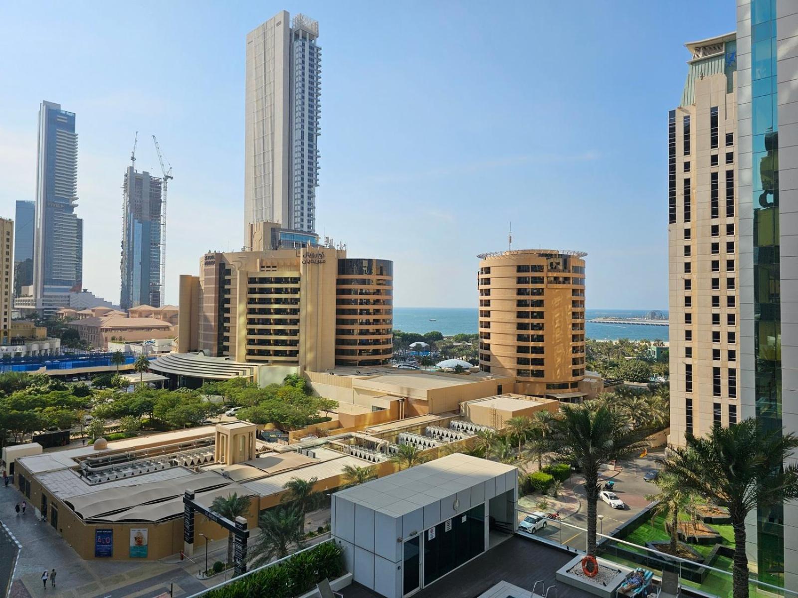 New Renovated Modern 1 Bedroom Marina Apartment *