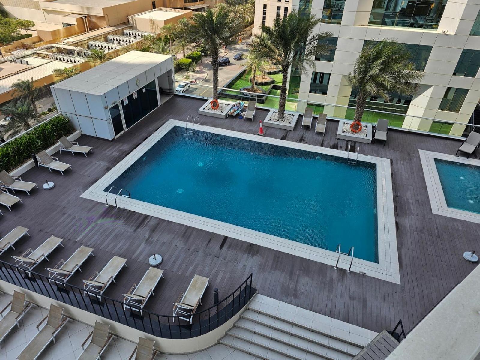 New Renovated Modern 1 Bedroom Marina Apartment *