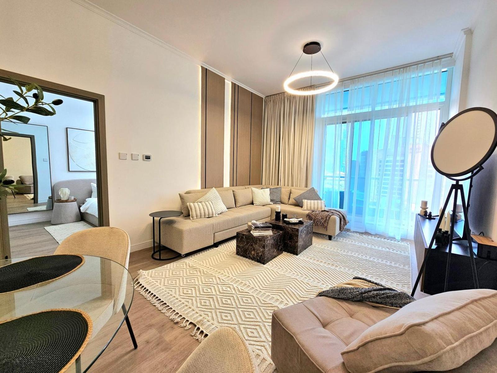 New Renovated Modern 1 Bedroom Marina Apartment
