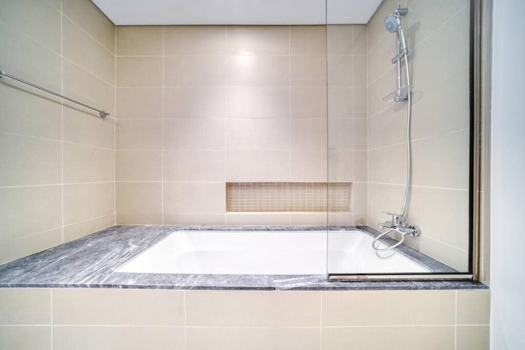Luxury 2 Bed With Bluewater Views & Infinity Pool Apartment