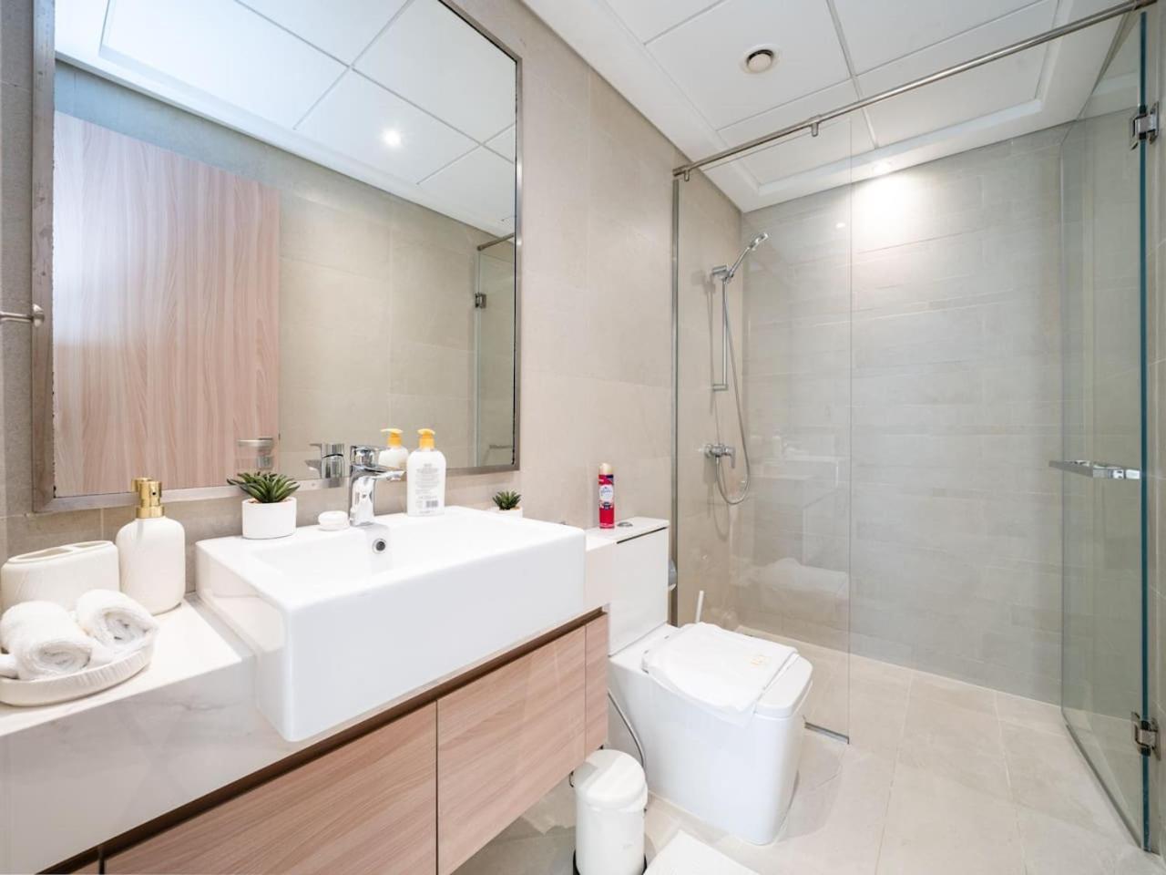 Serene 1-bedroom Retreat In Azizi Riviera With Calming Tones