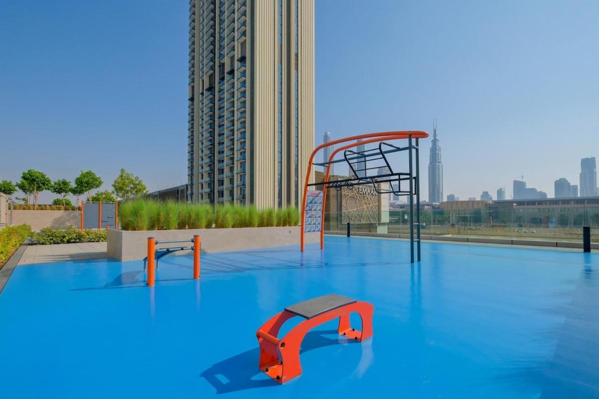 Luxurious 2-br Pool, Gym & Burj Khalifa View Apartment Dubai