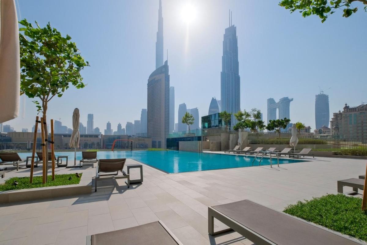 Luxurious 2-br Pool, Gym & Burj Khalifa View *