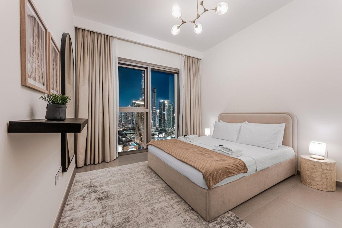 Luxurious 2-br Pool, Gym & Burj Khalifa View Apartment Dubai