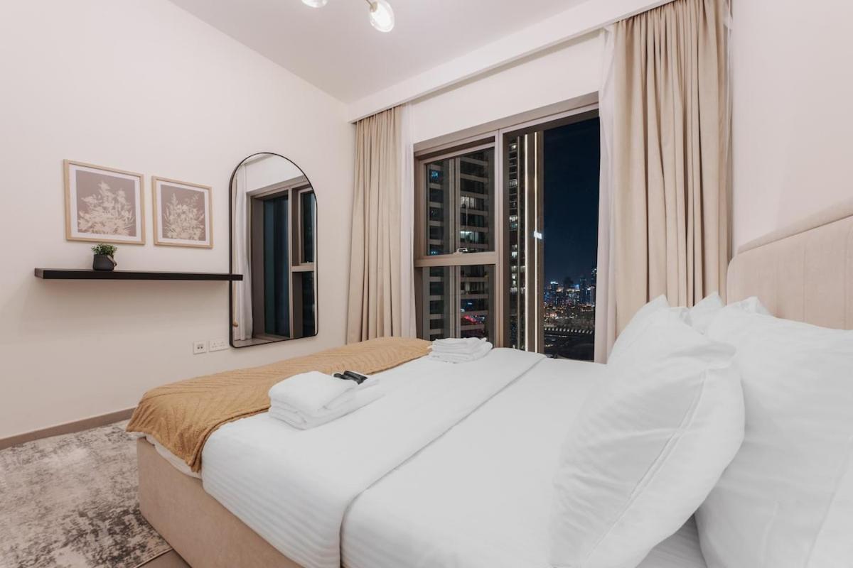 Luxurious 2-br Pool, Gym & Burj Khalifa View