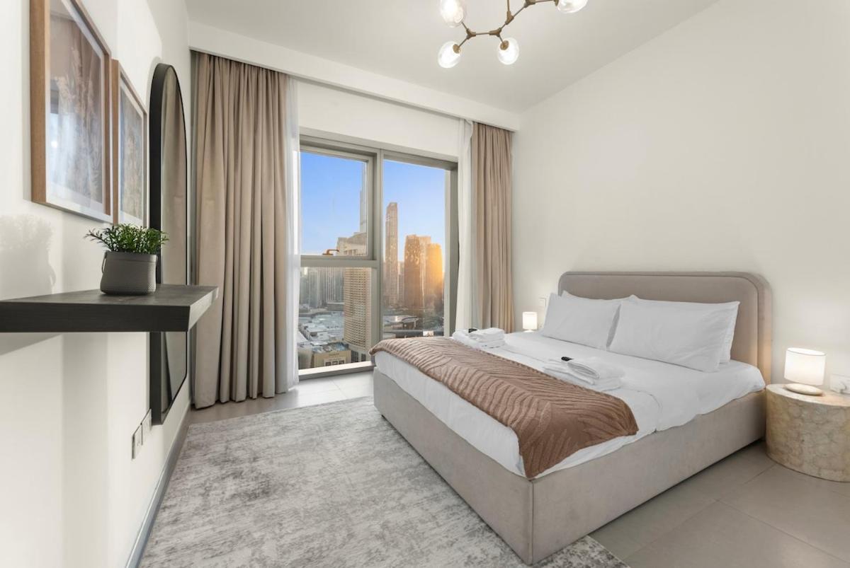 Luxurious 2-br Pool, Gym & Burj Khalifa View
