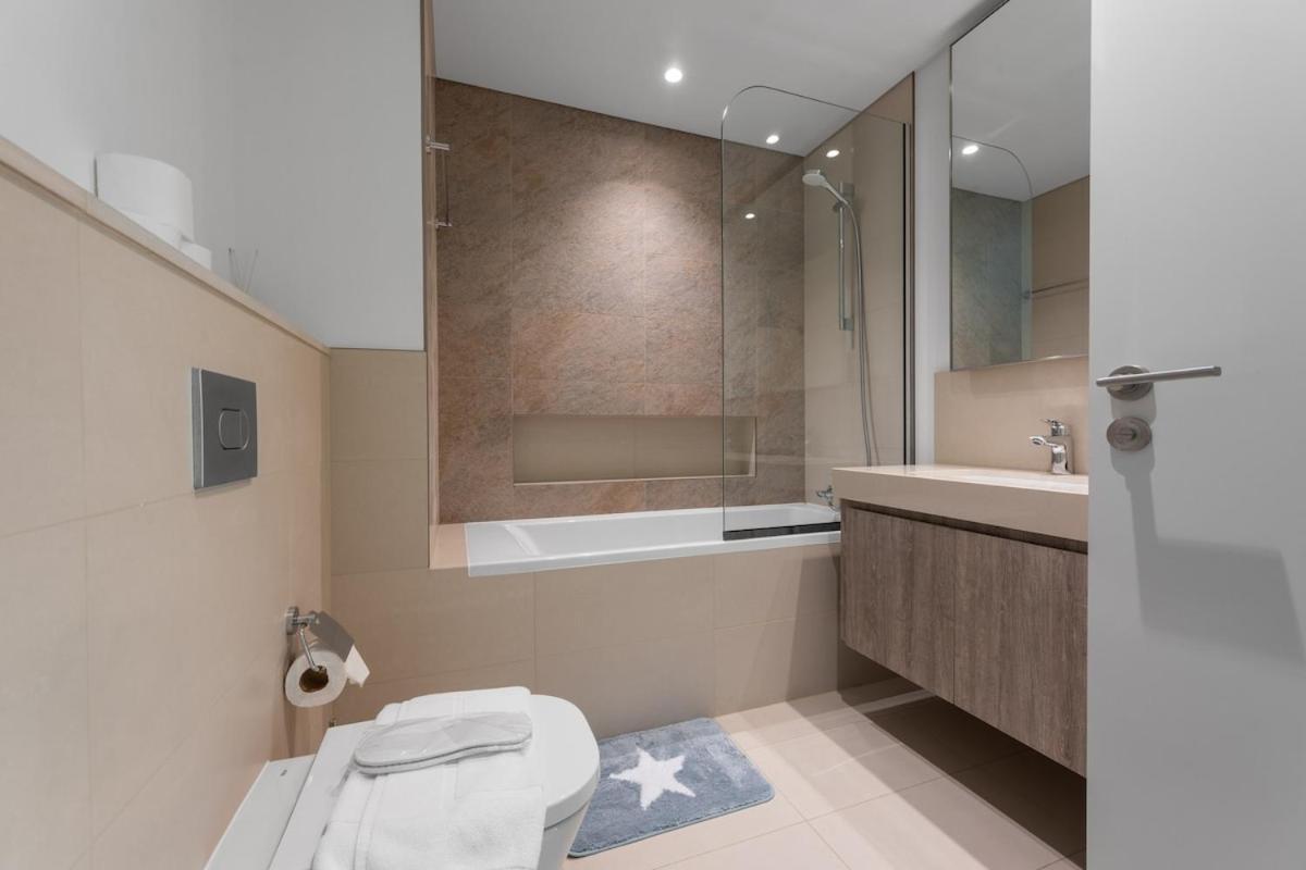 Apartment Luxurious 2-br Pool, Gym & Burj Khalifa View Dubai