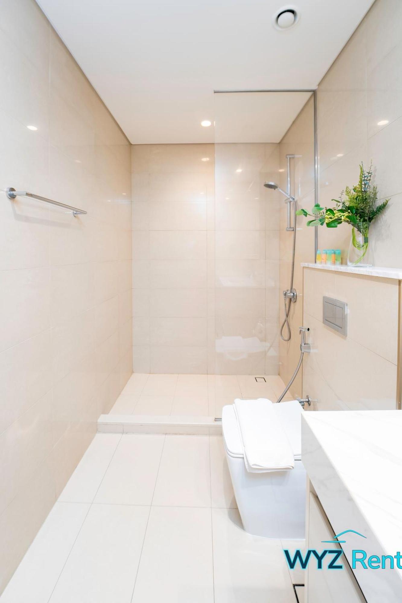 Sleek 1 Bedroom In Burj Royale With Canal View Apartment *