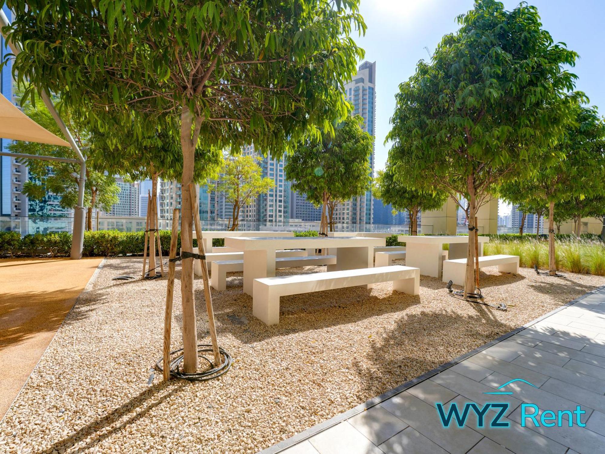 Sleek 1 Bedroom In Burj Royale With Canal View * Dubai