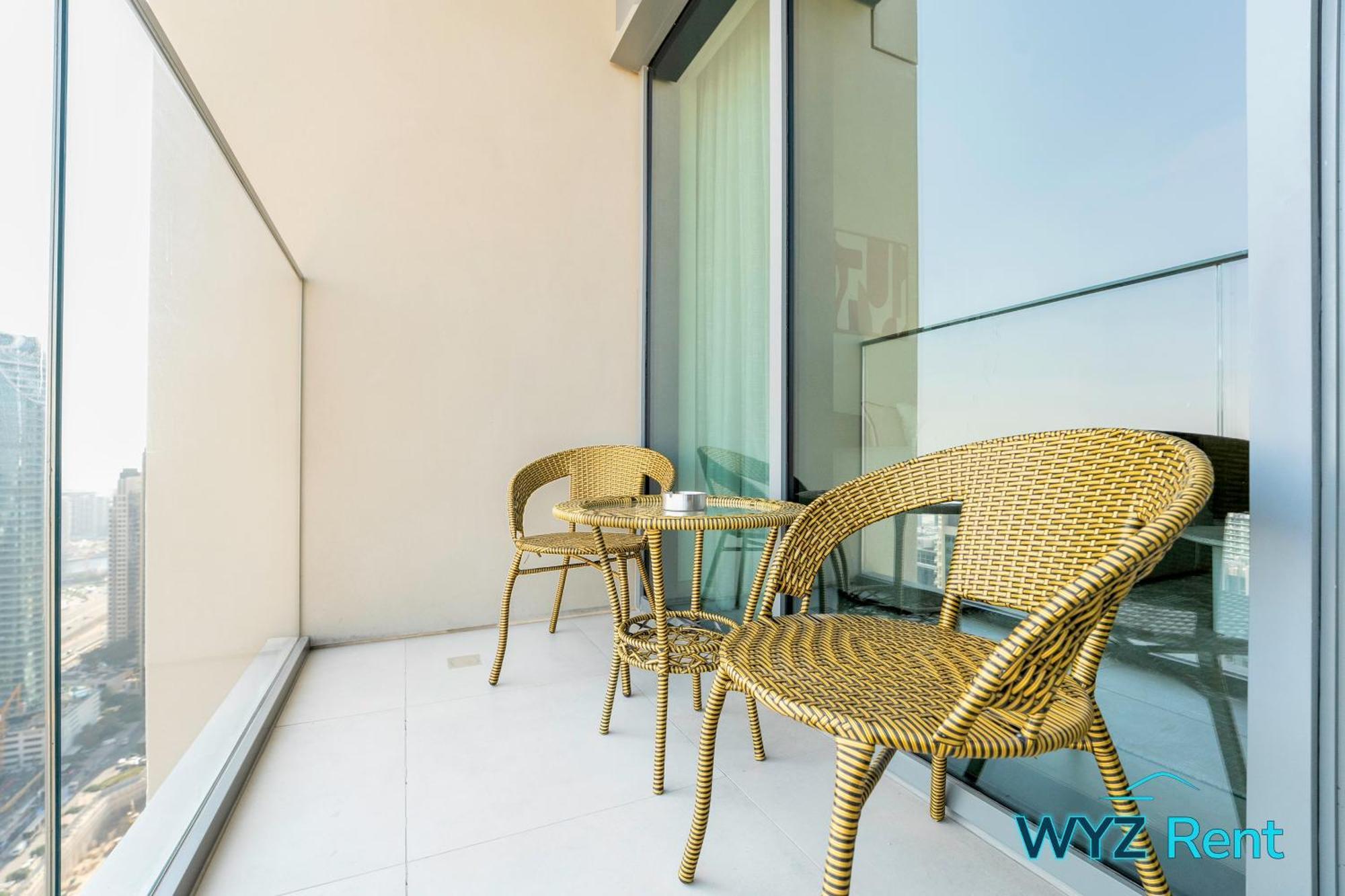 Sleek 1 Bedroom In Burj Royale With Canal View * Dubai