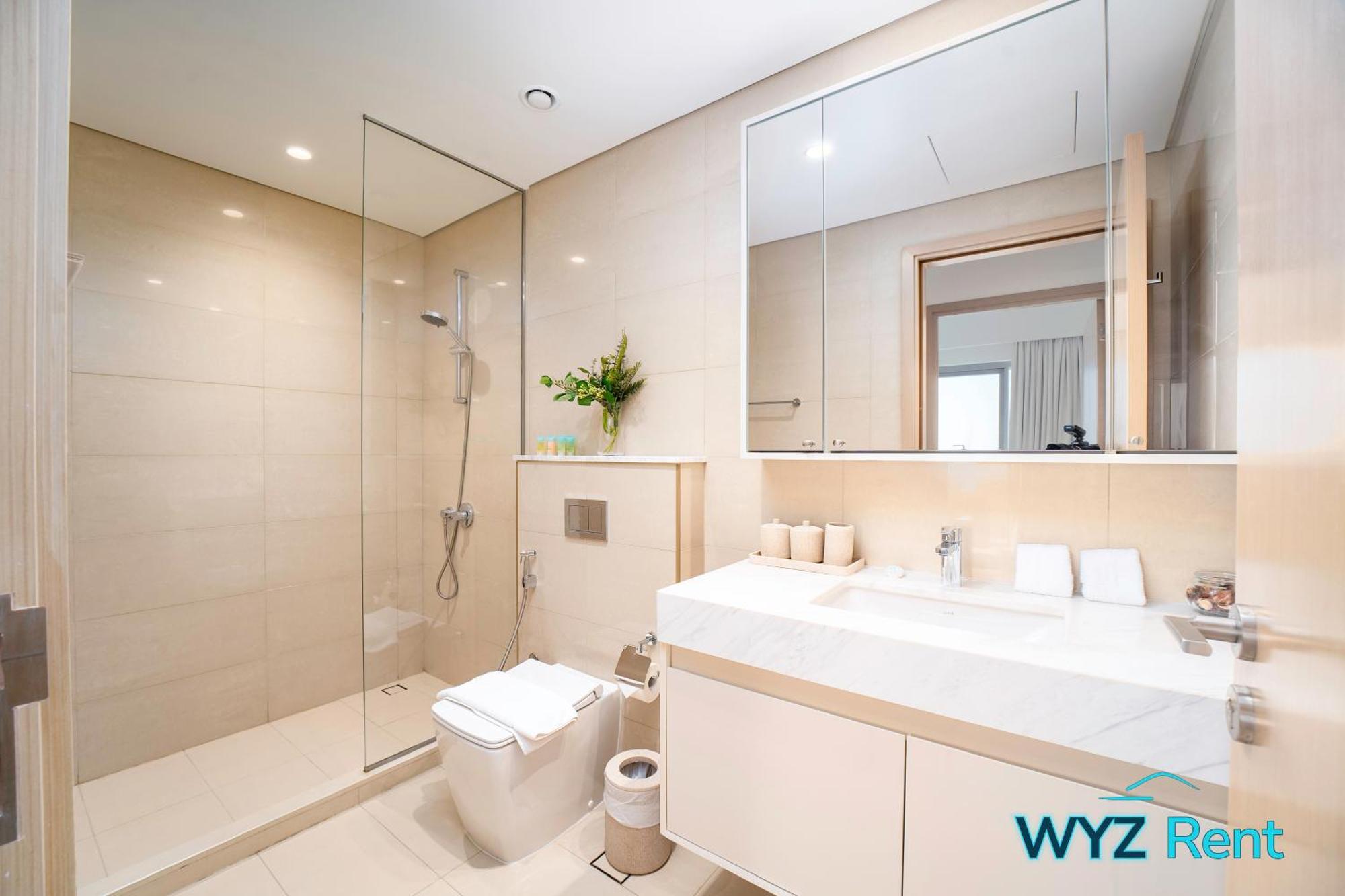 Sleek 1 Bedroom In Burj Royale With Canal View