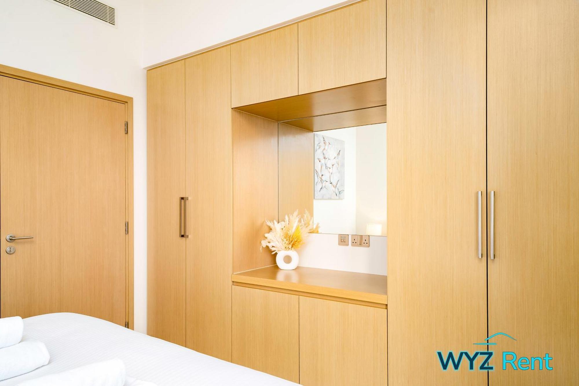 Apartment Sleek 1 Bedroom In Burj Royale With Canal View *
