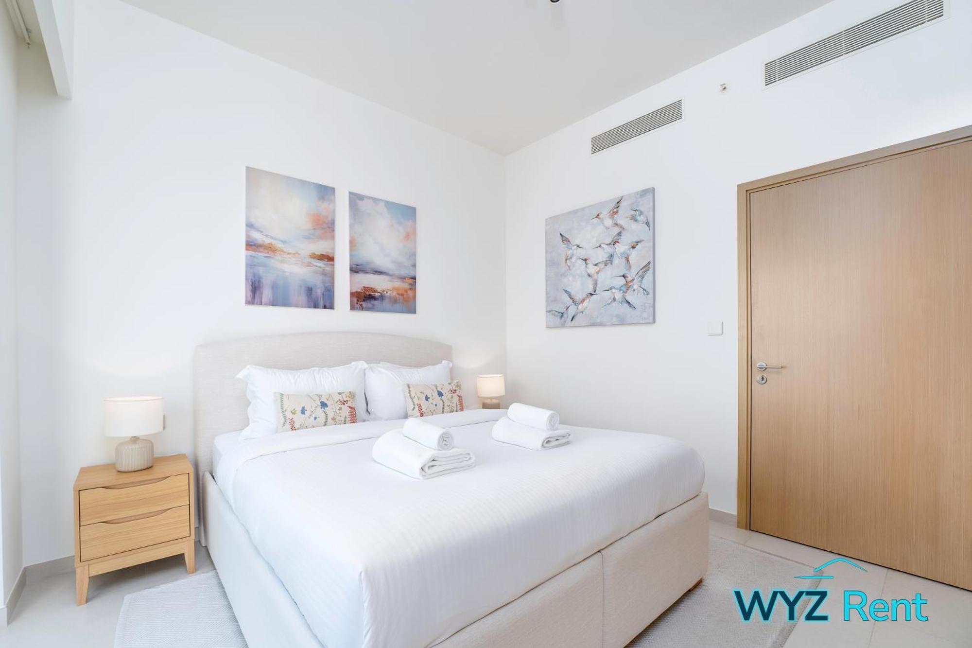 Sleek 1 Bedroom In Burj Royale With Canal View Apartment Dubai