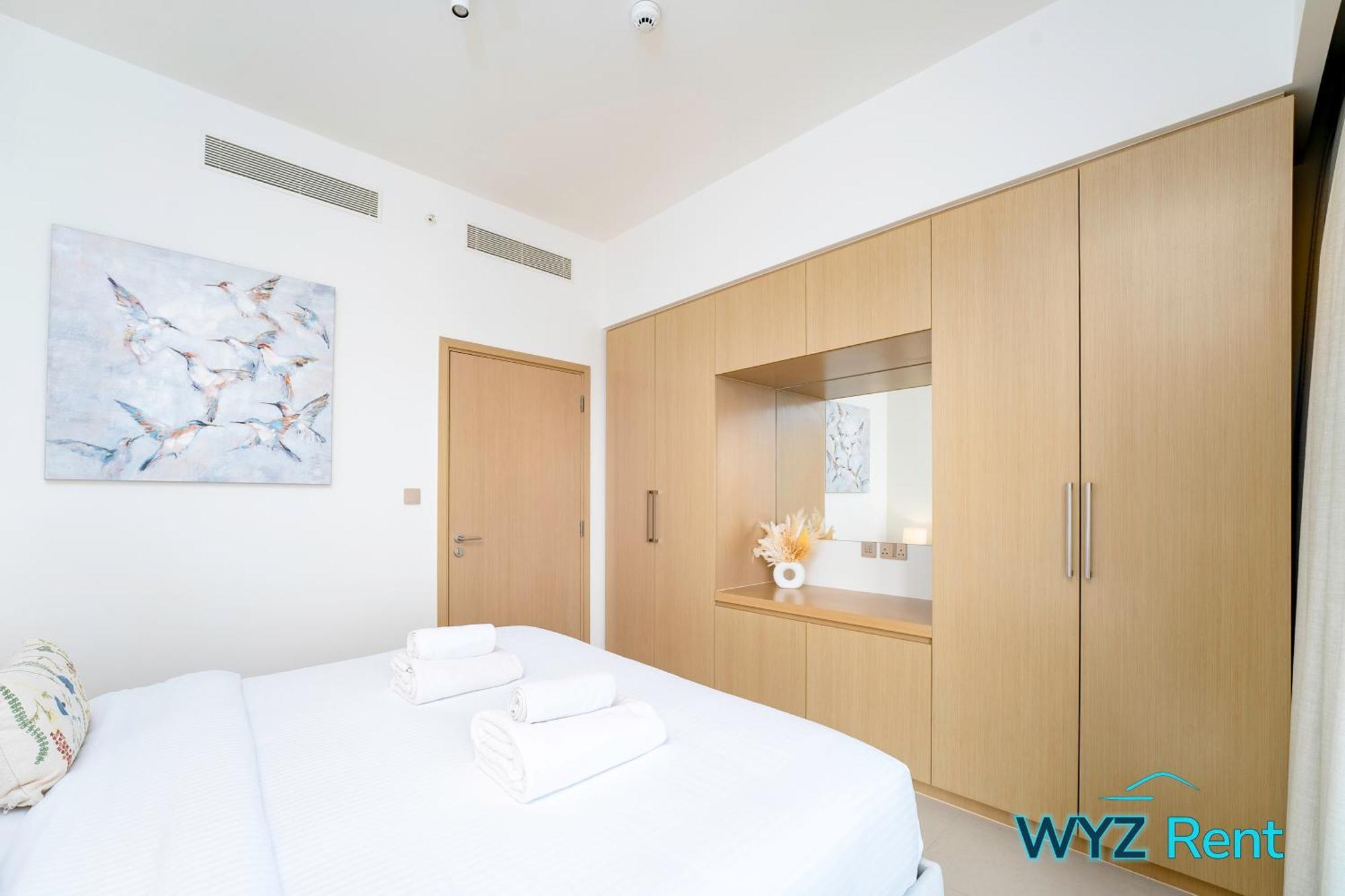 Sleek 1 Bedroom In Burj Royale With Canal View Dubai