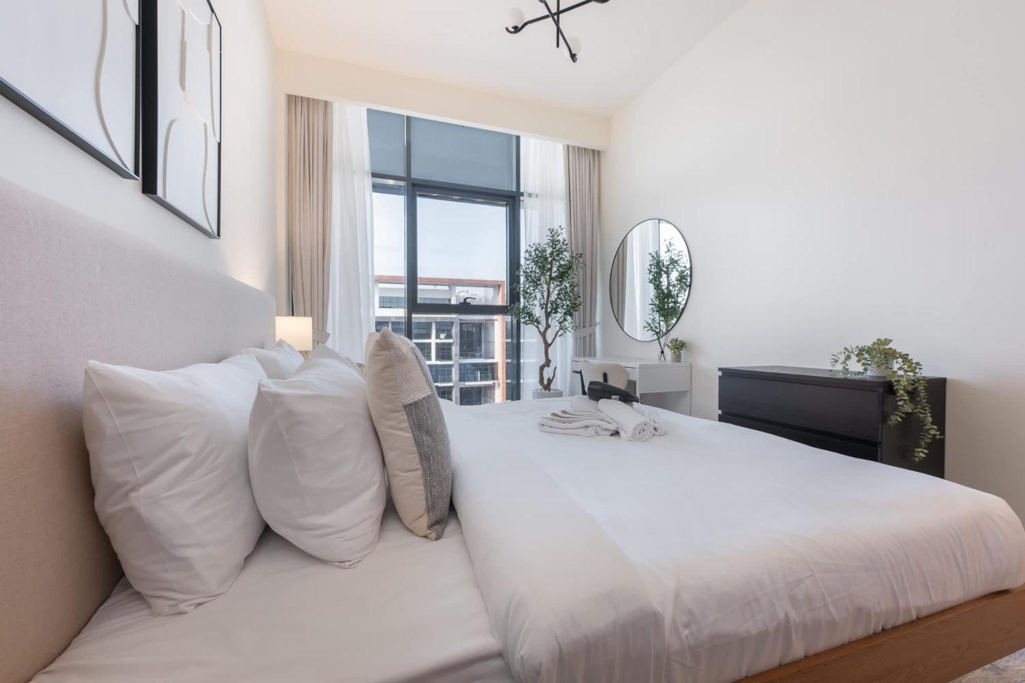 Bright And Elegant 3-bedroom Escape Perfect For Families In Meydan Apartment