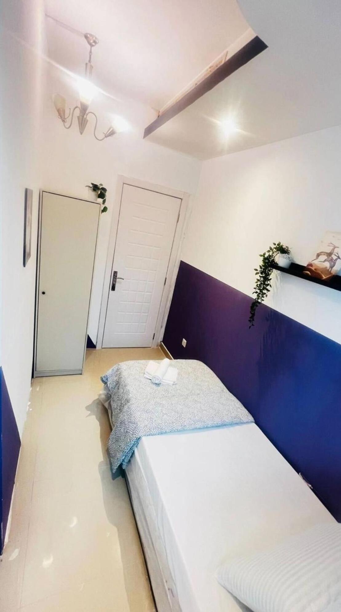 Homestay Ideal Partition In Barsha 1 Near Metro *