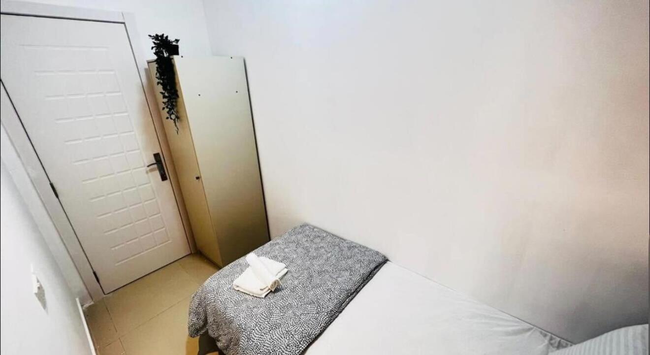 Homestay Ideal Partition In Barsha 1 Near Metro