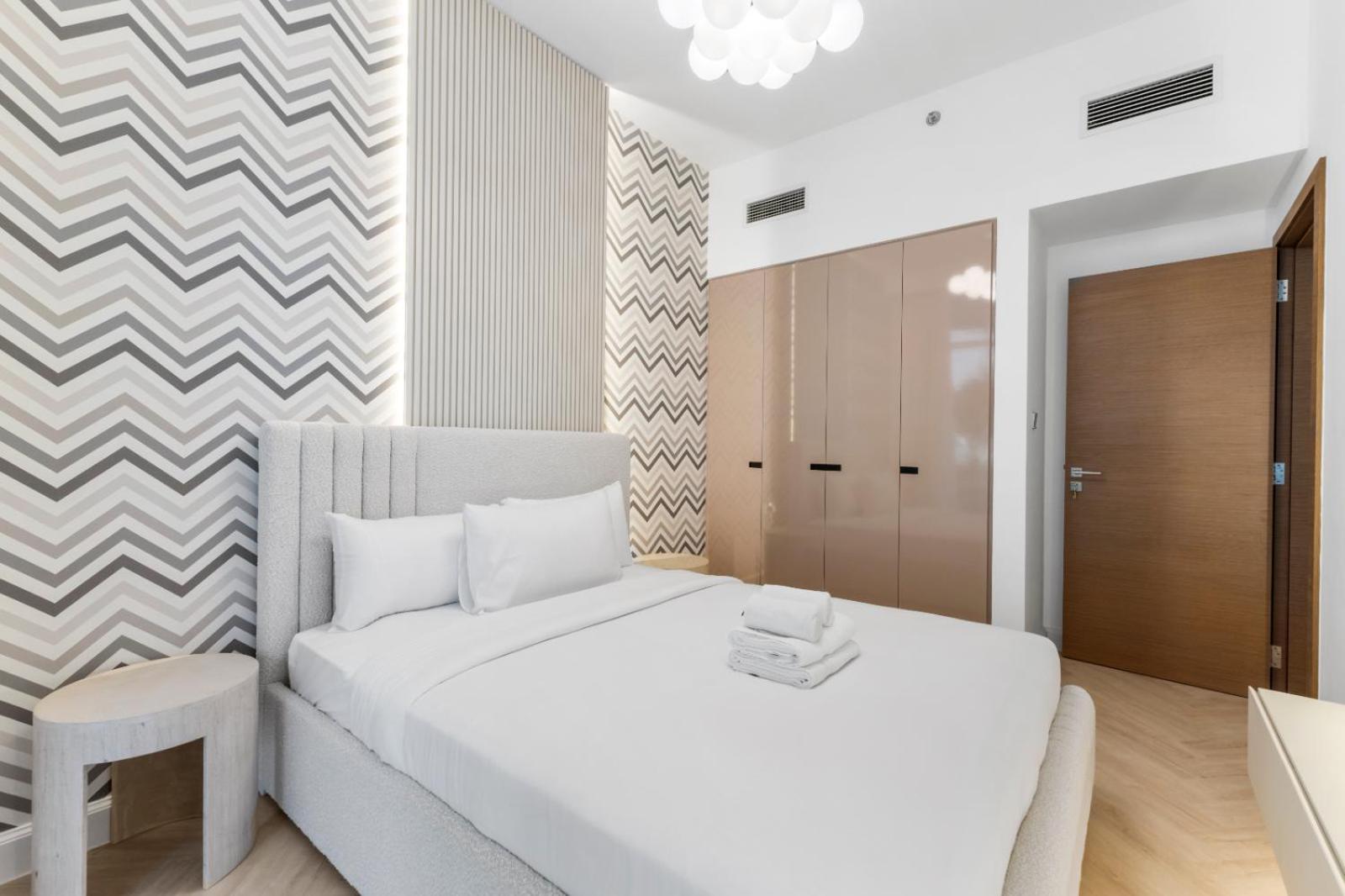 Apartment Exclusive 1br Big Layout 5 Mins Form Burj Khalifa *