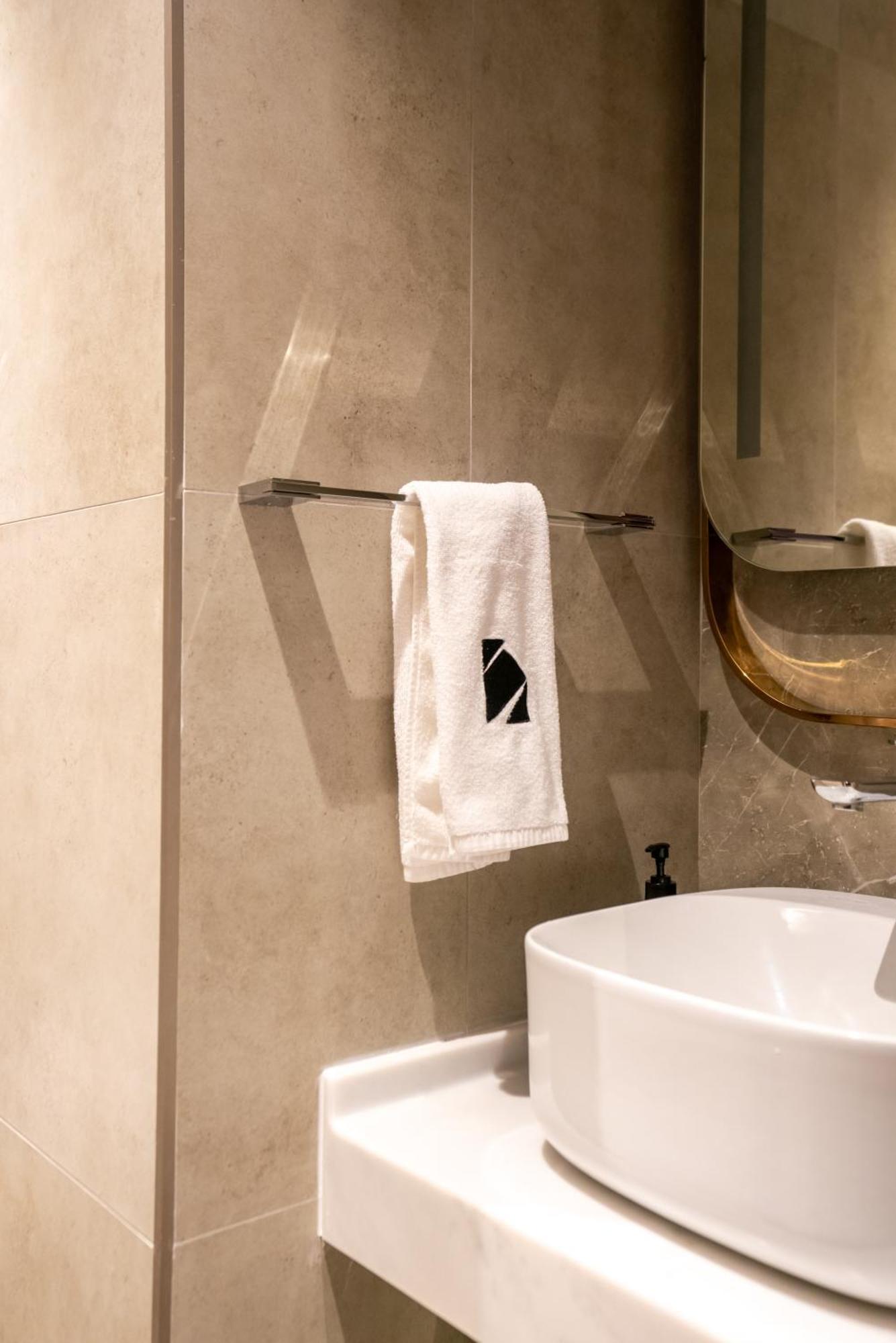 Comfy 1br W Cinema Business Centre Pool Table And Sauna Apartment Dubai