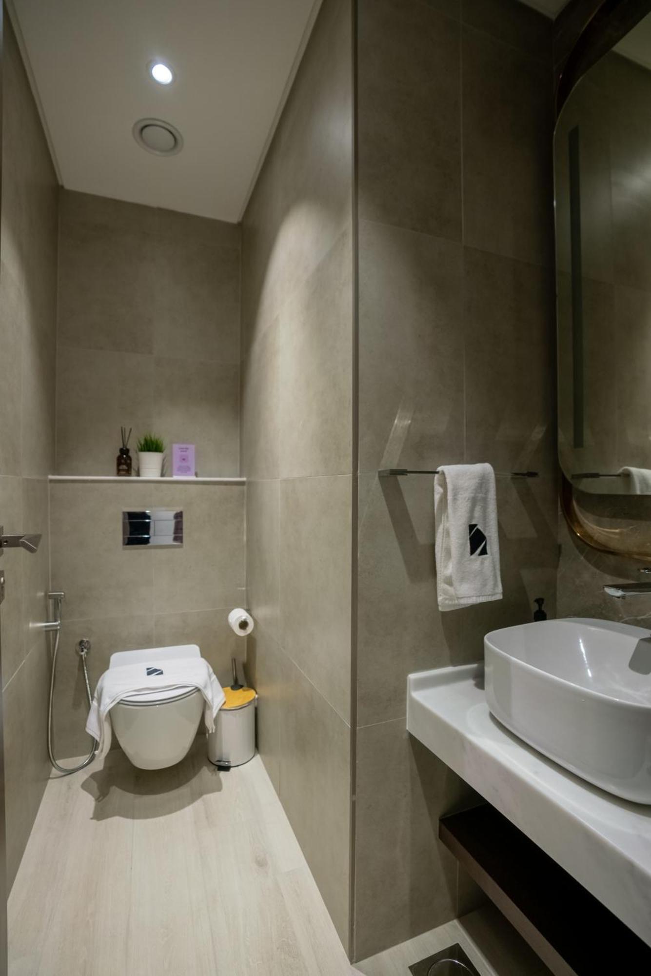 Comfy 1br W Cinema Business Centre Pool Table And Sauna Dubai