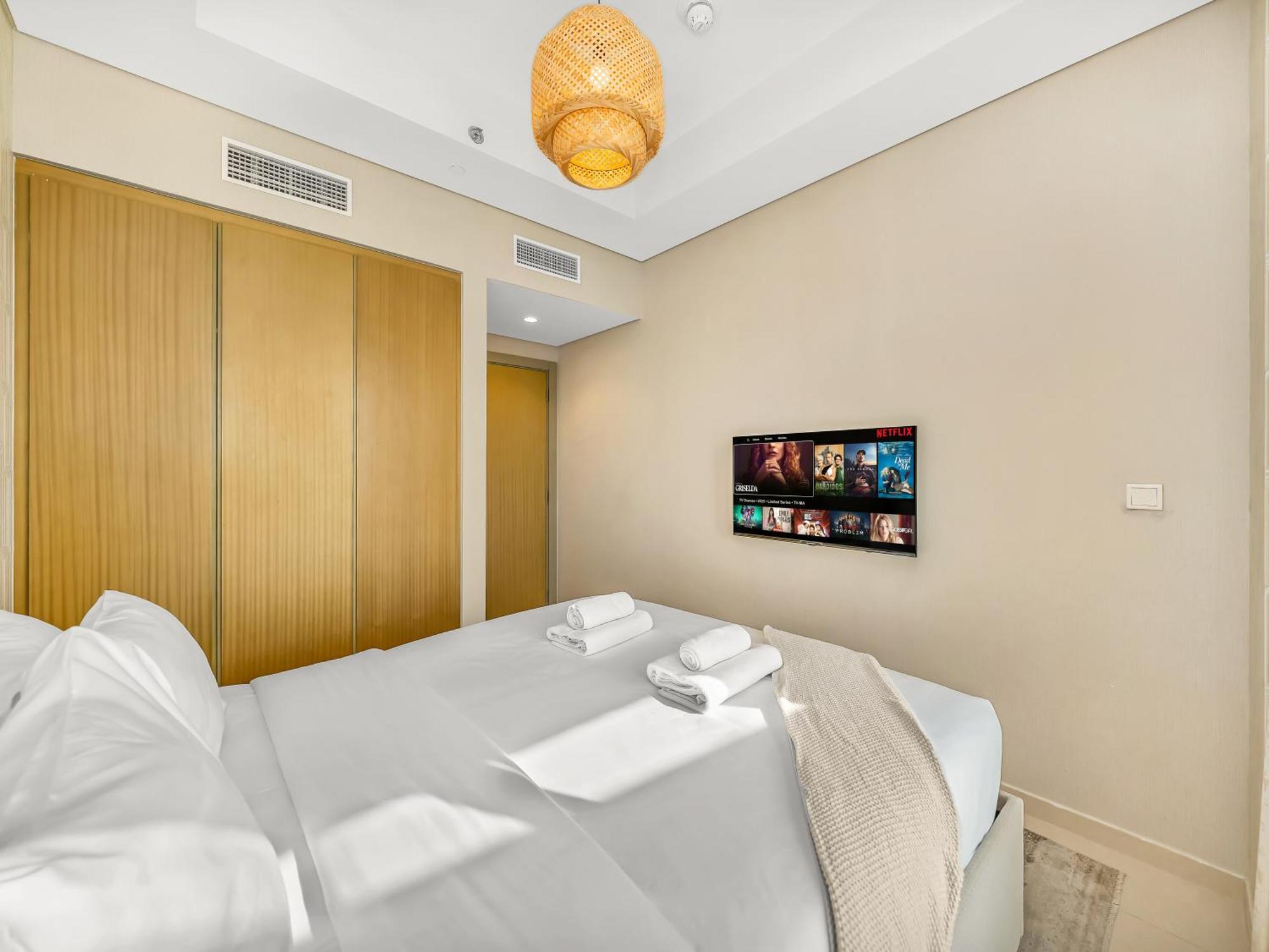 Lux 3bhk Apartment, High Floor In Business Bay With Canal Views Dubai