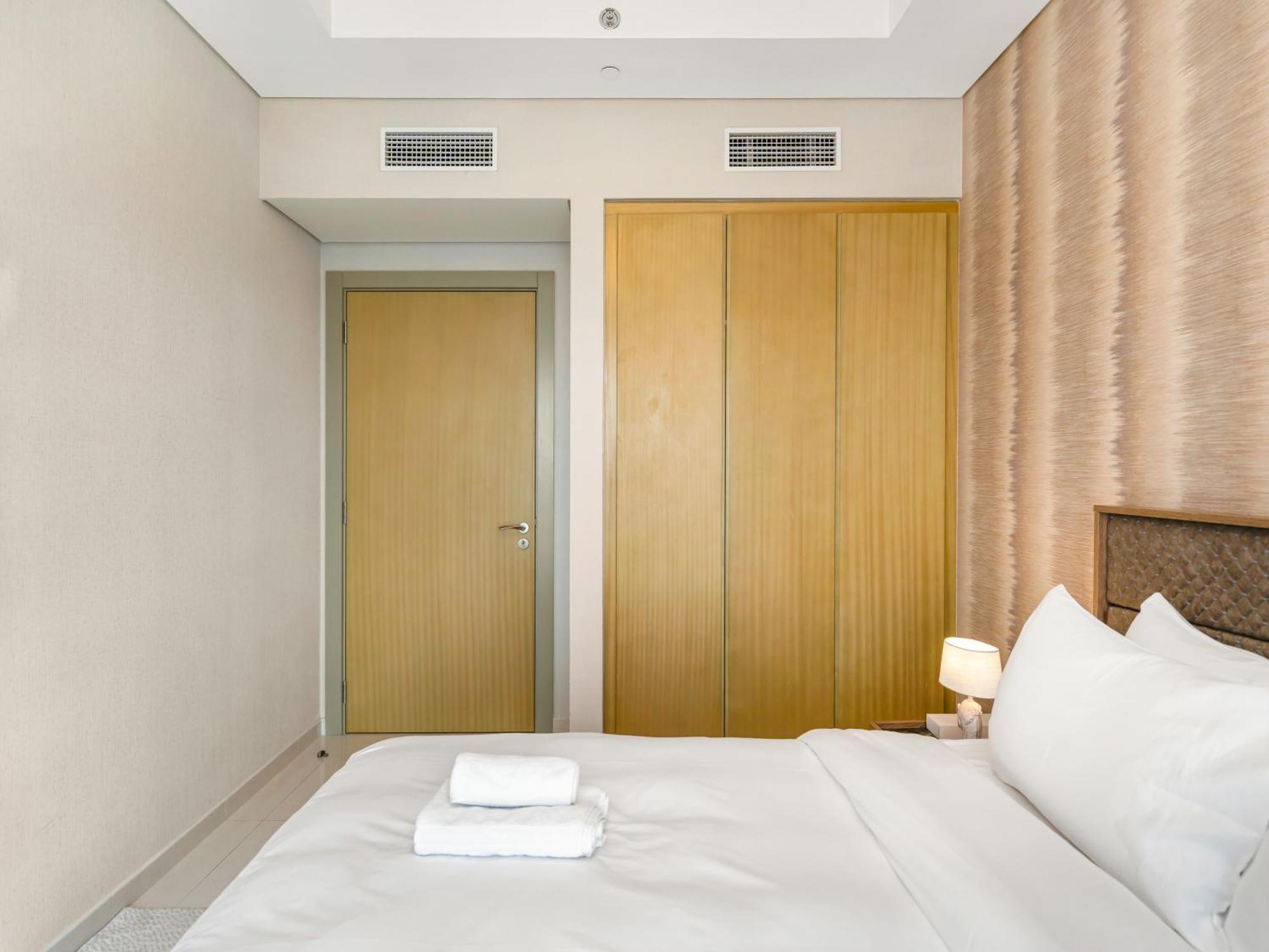 Lux 3bhk Apartment, High Floor In Business Bay With Canal Views * Dubai