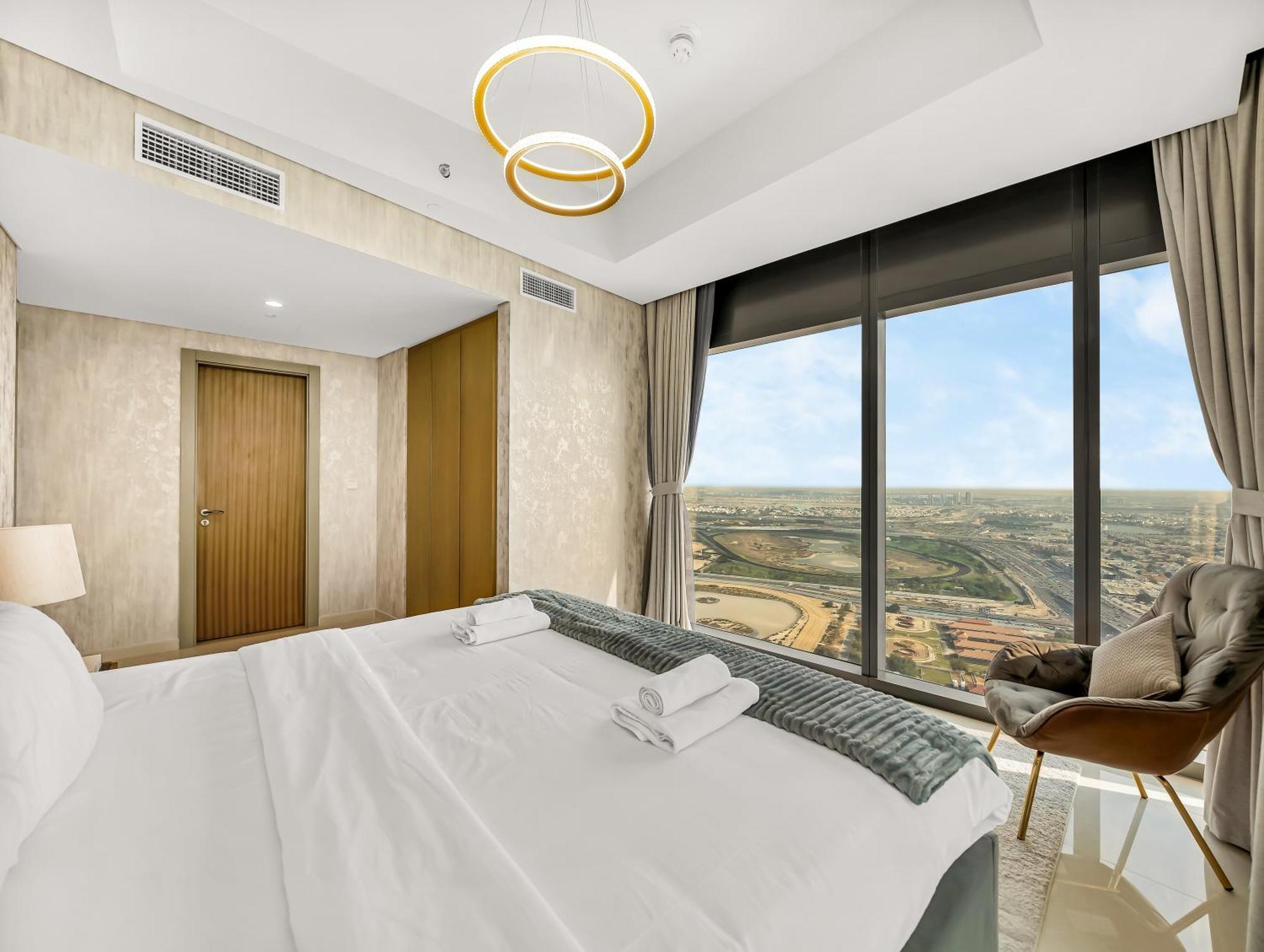 Lux 3bhk Apartment, High Floor In Business Bay With Canal Views Dubai