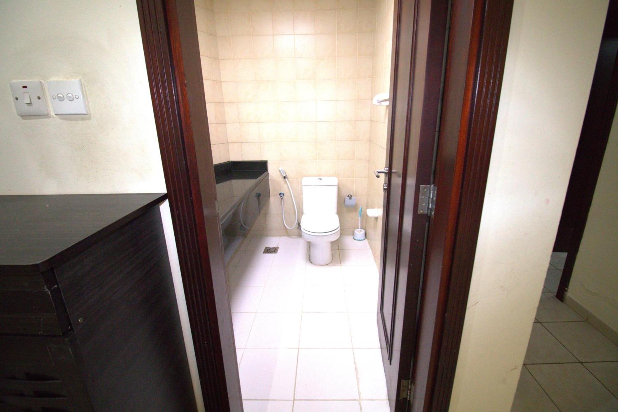 Druvya Homes, Bld Dg022, Street No,2 Discovery Gardens, Close To The Gardens Metro 3 Minutes Walkable Apartment *