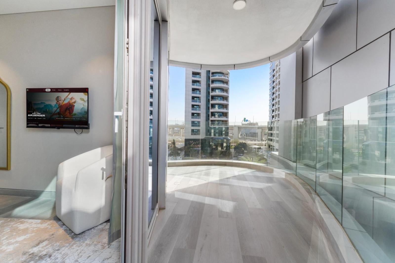 Luxury Living In Marina 1br Extra Large Apartment