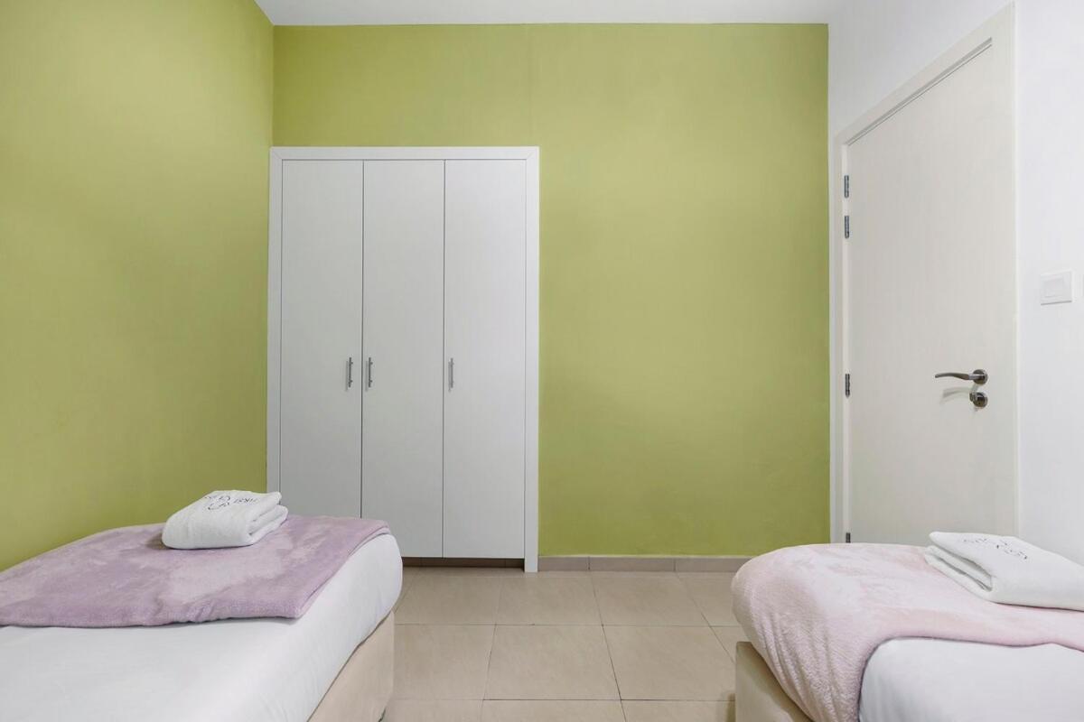 First Class Style Meets Scenic Beauty Apartment Dubai