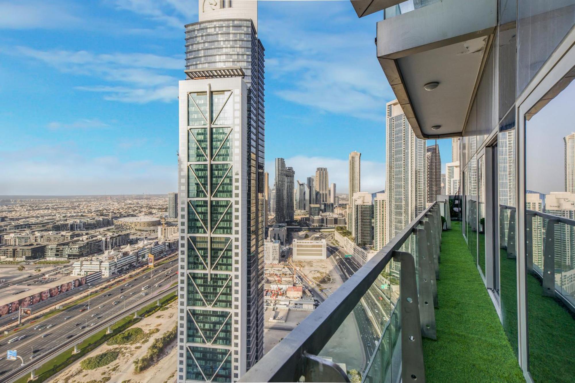 Sky Pool Gem With Iconic Burj Khalifa Views 3br In Paramount Midtown *