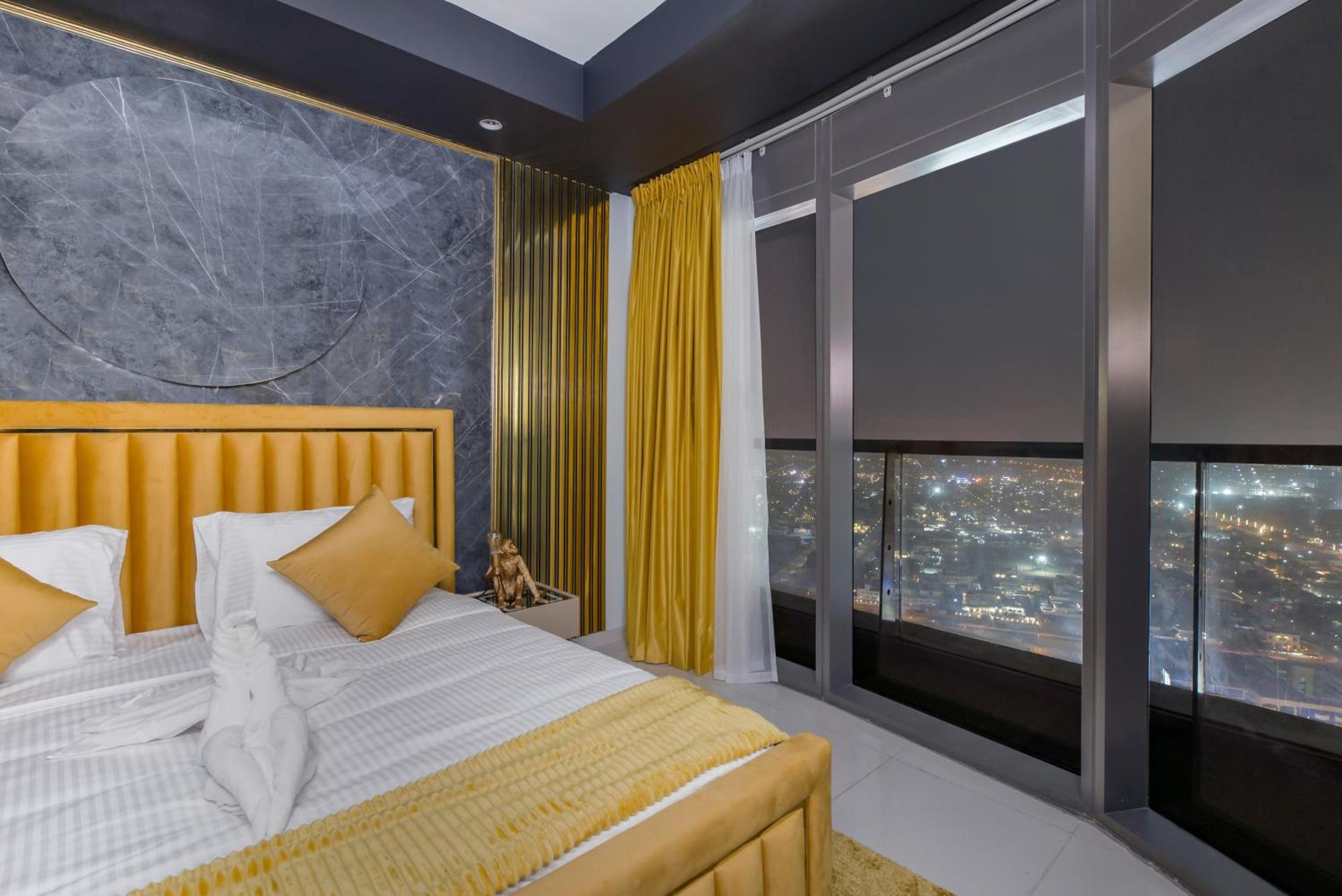 Apartment Sky Pool Gem With Iconic Burj Khalifa Views 3br In Paramount Midtown Dubai